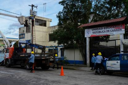 Trabajos. Los empleados de CNEL portan identificación de la empresa.