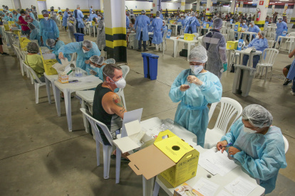 Río de Janeiro. Decenas acuden al inaugurado megacentro de pruebas de detección en el estadio Maracaná.