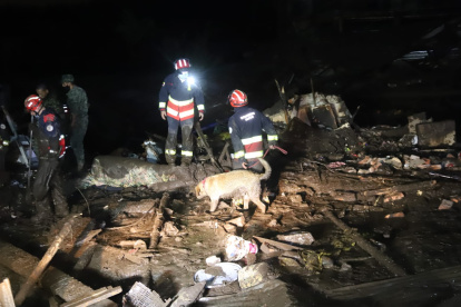 Desastre. Toneladas de lodo y piedras serán removidas en las próximas horas.