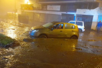 Afectación. Cerca de la media noche, los vehículos continuaban en el sector del desastre.