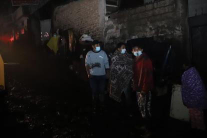 Varios moradores del sector perdieron todos o casi todos sus vienes por el lodo y el agua que invadieron sus viviendas.