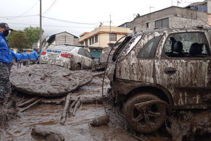 Daños. Miembros de la Policía llegaron temprano al sitio del desastre. Hay patrulleros entre los vehículos afectados.