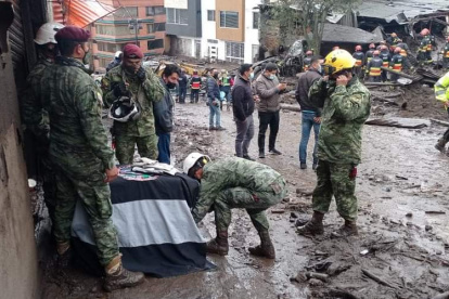 Tareas. Militares con canes amaestrados buscan a las personas desaparecidas en el aluvión.