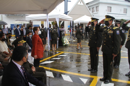 El Comandante de la Policía en la zona 8, Víctor Zárate, junto a el excomandante de la Policía Fausto Buenaño, en el saludo protocolar a la Ministra de Gobierno Alexandra Vela.