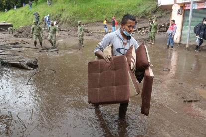 Limpieza. Las tareas de limpieza siguen en la zona del desastre.