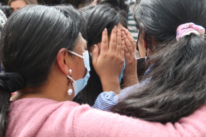 Familiares esperaban noticias de las desaparecidas.