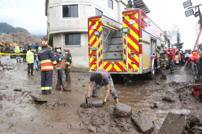 Elementos del Cuerpo de Bomberos , entre los 1.800 efectivos de distintas instituciones que trabajan en las tareas de limpieza de la zona.