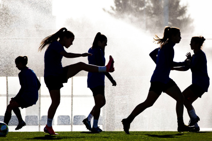 Imagen de archivo de un entrenamiento de fútbol femenino.