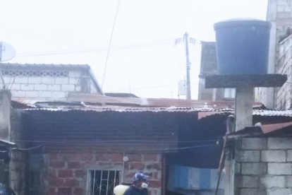 Trabajadores del Municipio se encargaron de limpiar el exterior de varias viviendas