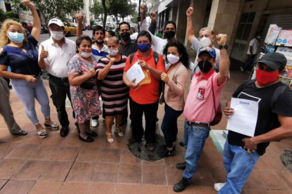 Algunos líderes que asistieron a dejar la propuesta en la Corte.