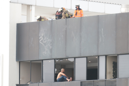 Hecho. La mayor parte del tiempo el ciudadano permaneció sentado al filo de la ventana.