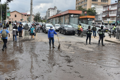 Daños. El lodo sobrepasó la avenida América y se dirigió por la avenida Colón hacia el este.