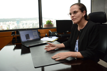La ministra de Educación, María Brown Pérez, en junio de 2021 en su despacho. La autoridad detalló en entrevista virtual la situación de los planteles de Guayaquil.