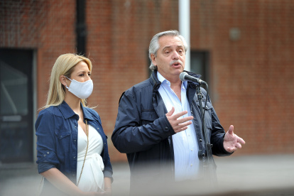 El presidente de Argentina, Alberto Fernández, junto a la primera dama, Fabiola Yañez