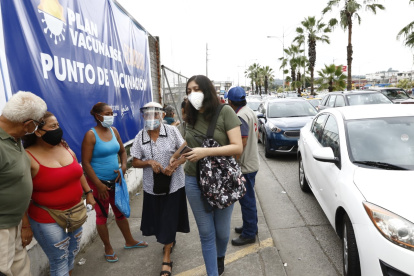 Los ecuatorianos sobreviven con la pandemia, aunque en estos momentos la situación epidemiológica del país mejora.