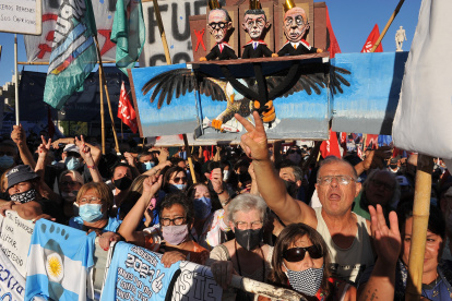 Personas participan  en una protesta para exigir la "democratización" de la justicia, en cercanías a la sede de la Corte Suprema en Buenos Aires (Argentina). Organizaciones políticas y sociales argentinas, tal como personalidades afines a la vicepresidenta Cristina Fernández de Kirchner, se manifestaron este martes frente a la Corte Suprema de Justicia para exigir la democratización del Poder Judicial, al que acusan de promover causas con fines políticos. EFE/ Enrique García Medina