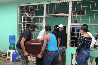 El cofre mortuario con los restos de la mujer fallecida es ingresado a su casa para el velatorio