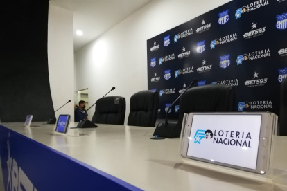 El logo de BET593 será ubicado en la parte frontal de la camiseta del Bombillo, a la altura del pecho.