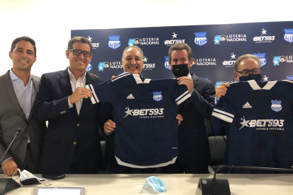 El Bombillo ya tiene su camiseta.