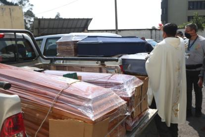 Promesa. El ministro Bernal dijo que el gobierno, junto a la empresa privada, costeará los sepelios.