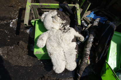 Los habitantes de La Gasca tratan de salvar sus pertenencias escondidas entre los escombros.