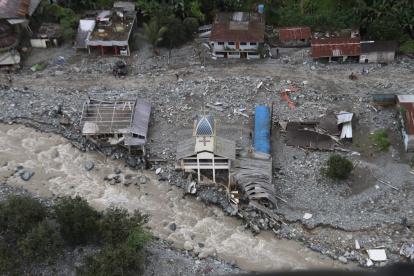 Sobrevuelo por las  zonas afectadas por la crecida del Rio San Pablo, cantón la Maná, que afectó la vía La Maná - Pujilí.