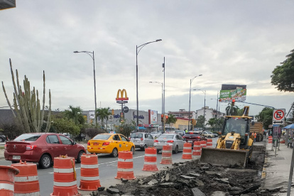 El carril está a pocos metros del San Marino y al pie de la urbanización Las Garzas