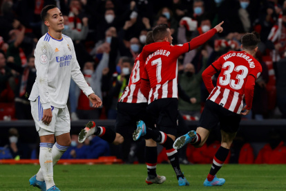 El delantero del Athletic Alejandro Berenguer (segundo de la derecha) celebra con sus compañeros tras marcar ante el Real Madrid.