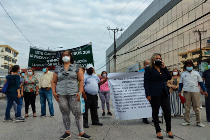 Habitantes de la ciudadela La Garzota cerraron la vía principal del sector para reclamar en contra de los parquímetros.