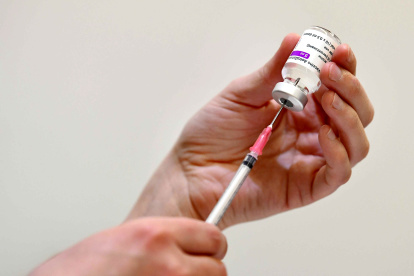 Una enfermera prepara una vacuna contra la COVID-19 /Piroschka van de Wouw. / EFE