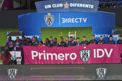 Los jugadores de Independiente del Valle lucieron una pancarta durante su presentación oficinal, la noche de este jueves 3 de febrero de 2022