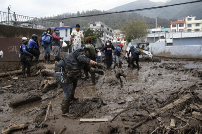 Acciones. Rescatistas y voluntarios luchaban ayer por retirar lodo y escombros, pero lo hacían con cautela.