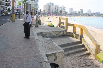 Los adoquines, las escaleras y barandas están rotas, despintadas y agrietadas. Sin vida.