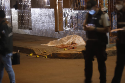 El hombre fue abatido frente a una tienda del Fortín de la Flor.