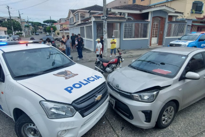 Los motorizados chocaron con el costado de un automóvil Kía, color plata, que iba en vía preferencial. Y el patrullero, que iba de cerca, impactó con la parte frontal del auto, en el que estaban cuatro personas, entre ellas un niño.