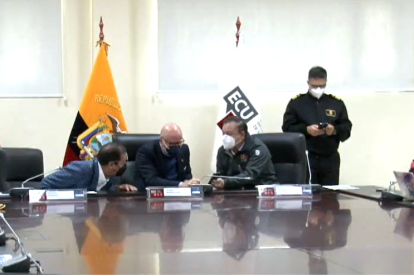 Emergencia. El alcalde de Quito, Santiago Guarderas, informó sobre la situción en La Gasca y La Comuna.