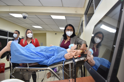 Las autoridades de la Universidad de Guayaquil recorrieron los diferentes laboratorios de las unidades académicas para constatar su equipamiento.
