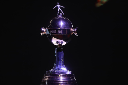 Fotografía de archivo del trofeo de la Copa Libertadores Sub20.