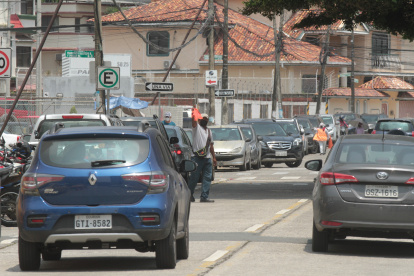 Las calles de la ciudadela Kennedy Norte y de otros sectores de la ciudad están plagadas de ‘cuidacarros’ o ‘franeleros’ que han hecho del parqueo informal un negocio rentable para ellos, pero que causa molestias a la ciudadanía.