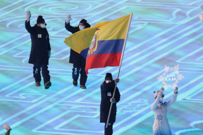 Sarah Escobar, deportista tricolor que participará en eslalon gigante, sostiene la bandera durante la ceremonia inaugural de los Juegos Olímpicos de Invierno, en Pekín.