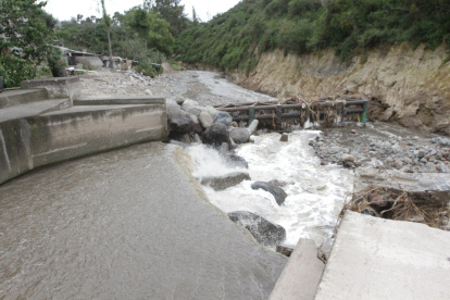 La basura que arrojan los ciudadanos afecta el flujo del cauce en las quebradas.