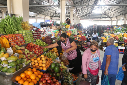 Mercado. En la Caraguay, ubicado al sur de Guayaquil, las personas recorren los puestos buscando ahorrar.