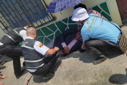 Momentos en que el jurista es auxiliado por agentes de la CTE y transeúntes.