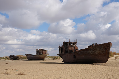 Barcos herrumbrados yacen sobre las arenas del antiguo puerto, del que se retiraron las aguas hace más de seis décadas. /DPA