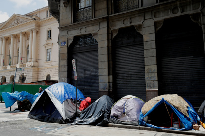 Parada. Carpas en las que viven personas en condición de calle, en la ciudad de Sao Paulo.