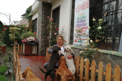 Momentos. La presidenta y fundadora, Sandra Ojeda, junto a las mascotas recogidas.