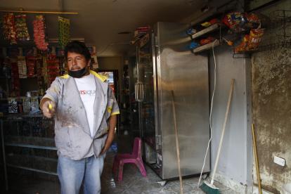 Afectado. Leonardo Guerrón perdió las herramientas de su taller automotor y su esposa parte de los productos de su local de abastos.