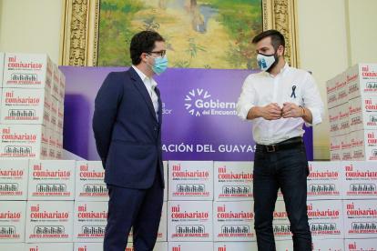 Gad Czarninski, presidente ejecutivo de la Corporación El Rosado, entrega a Pablo Arosemena, gobernador del Guayas, los kits alimenticios.