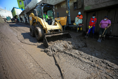 Organismos de búsqueda y rescate continúan con las labores de limpieza y remoción de escombros tras el aluvión del pasado lunes, en Quito (Ecuador).