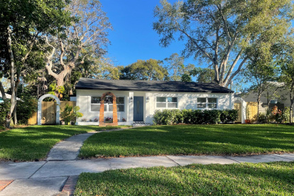 Fotografía cedida hoy por Heckler Realty Group donde se aprecia la casa de arquitectura de estilo español que tiene 200 metros cuadrados de espacio interior, con cinco dormitorios y 3 baños, y unos 700 metros de exteriores, situada en la costera ciudad de Gulfport, Florida, y que será la primera subasta de un NFT de bienes raíces en EE.UU.
